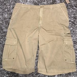 NWT Men’s DKNY cargo shorts Size 40
